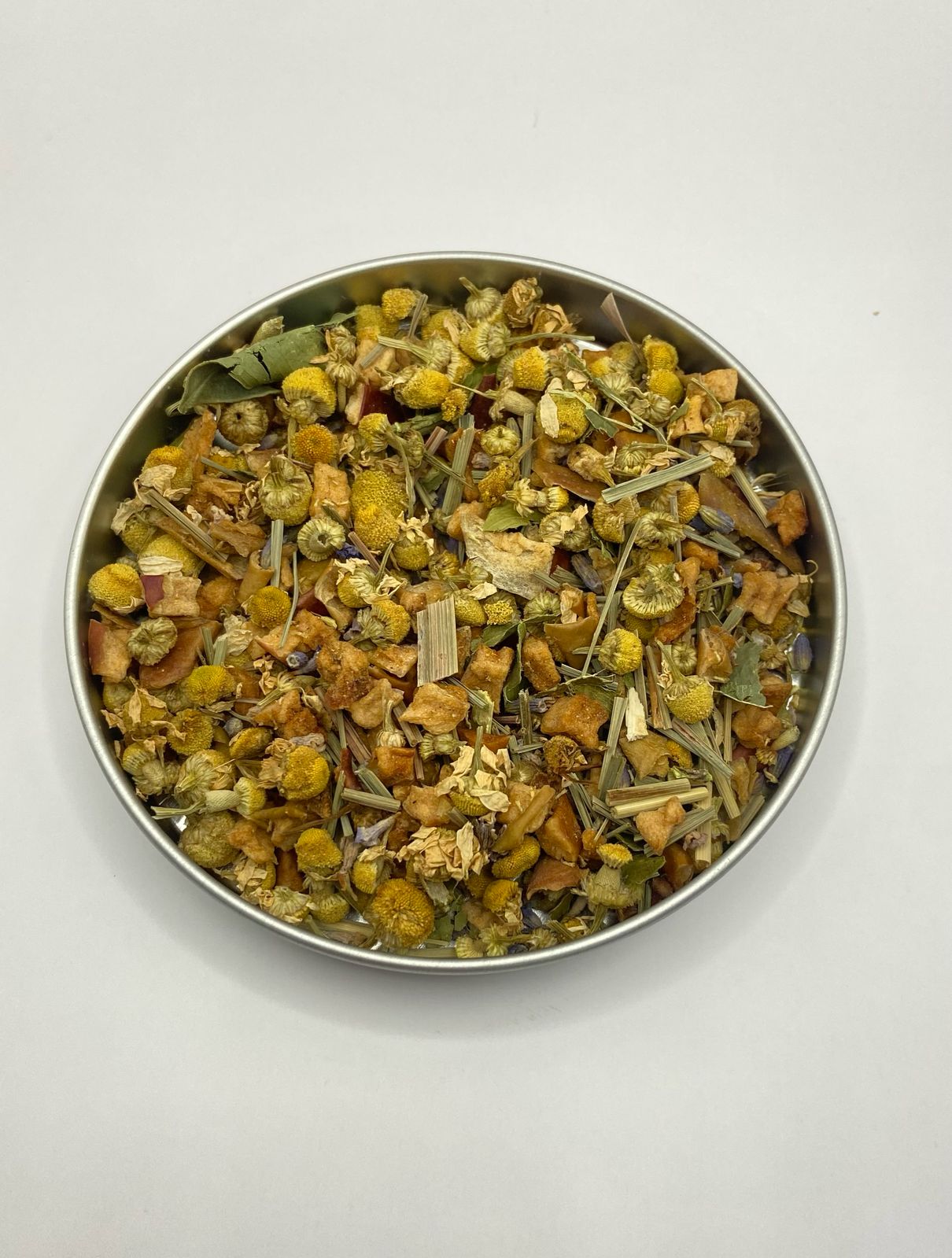 Chá Relaxante - chá misto de maçã, camomila, capim-limão e folhas de laranjeira com lavanda. Sabor maracujá (Lata 40g)